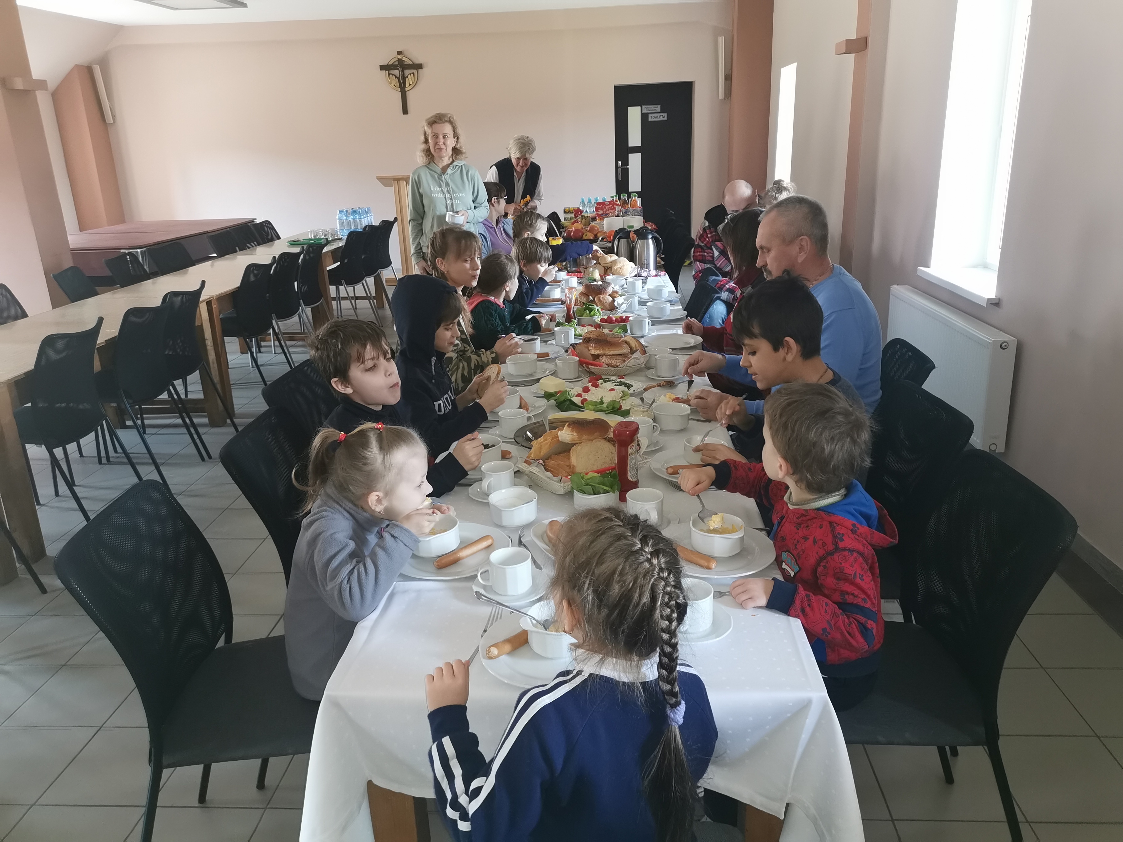 ferajna przy posilku choć jeszcze trochę wystraszeni